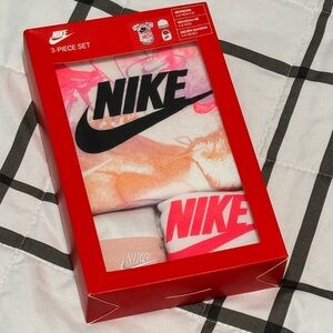 Newborn Nike Gift Set